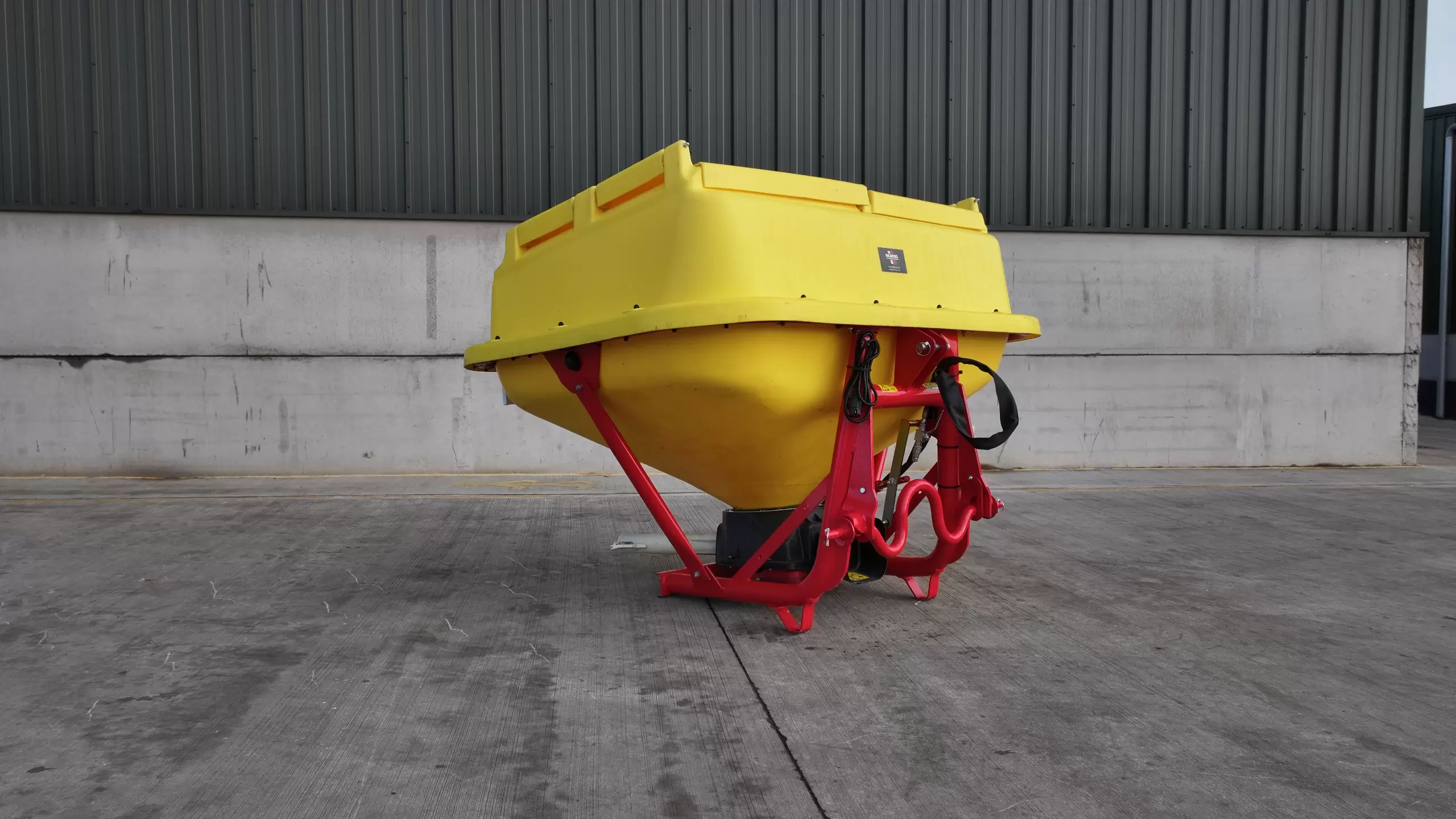 USED P-1500 HYDRA - FERTILISER SPREADER